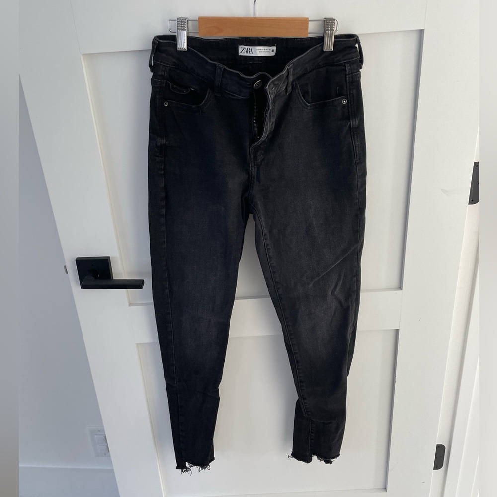 LIKE NEW Zara Straight Leg Skinny Jean Frayed Hem Black Wash Medium Rise